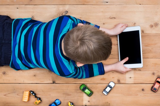 Cách kiểm soát xem tivi, điện thoại của con mà không cần cấm đoán