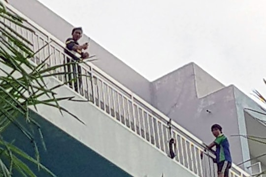 Giải cứu nam thanh niên định nhảy lầu bệnh viện vì thất tình