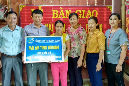 Trao 'Mái ấm tình thương' cho phụ nữ nghèo ở Tương Dương