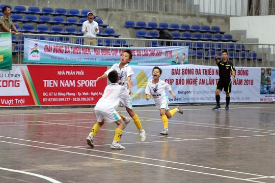 Nhi đồng Yên Thành ngược dòng đánh bại Quỳnh Lưu, giành vé vào chung kết