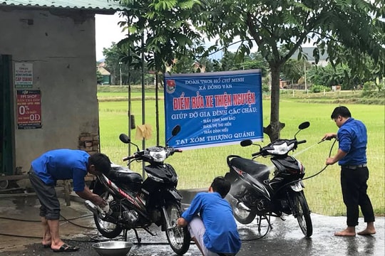 Thanh niên rửa xe gây quỹ giúp đỡ 3 anh em mồ côi mẹ