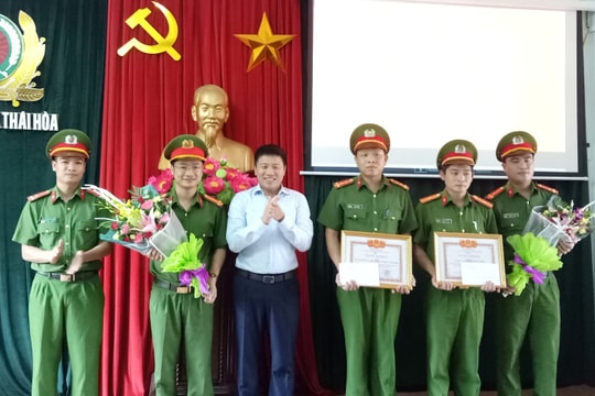 Khen thưởng Công an TX. Thái Hòa phá thành công 2 chuyên án lớn