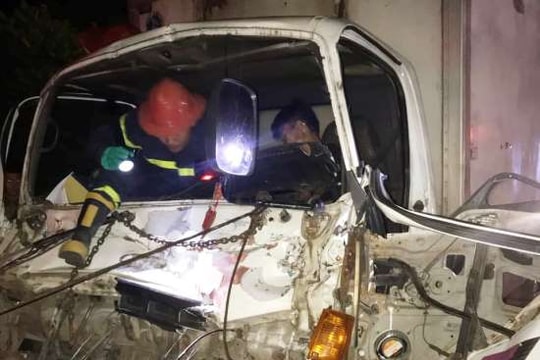 Đâm vào xe đang dừng đèn đỏ, tài xế kẹt trong cabin