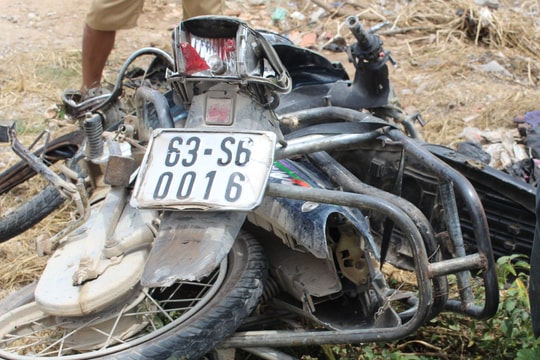 Tàu hỏa đâm văng xe máy, người phụ nữ thoát chết  ​