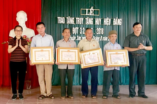 Nhận huy hiệu Đảng, đảng viên trích tiền thưởng hỗ trợ quỹ khuyến học