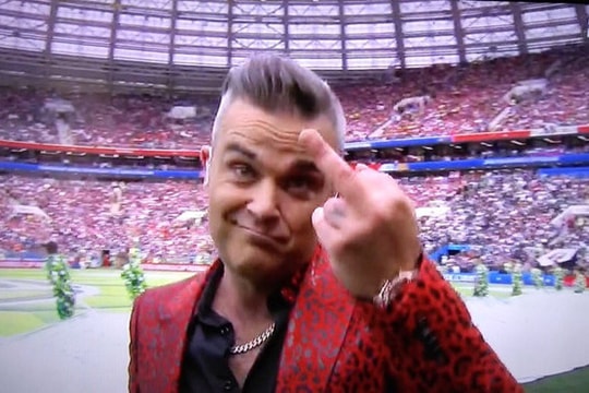 Robbie Williams giơ “ngón tay thối” khi biểu diễn khai mạc World Cup
