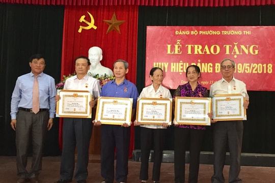 Trao Huy hiệu Đảng cho các đảng viên ở thành phố Vinh và Quế Phong