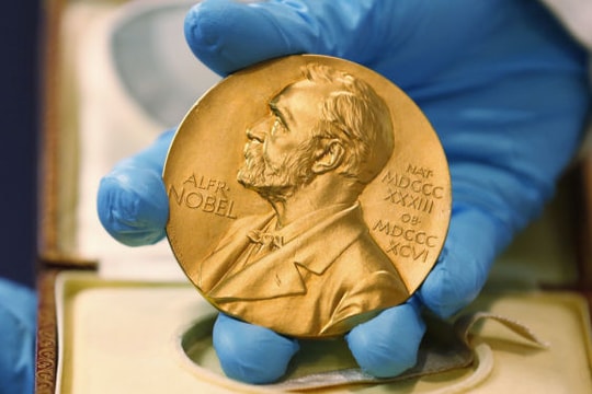 Giải thưởng Nobel hòa bình: ông Trump hay ông Mahathir?