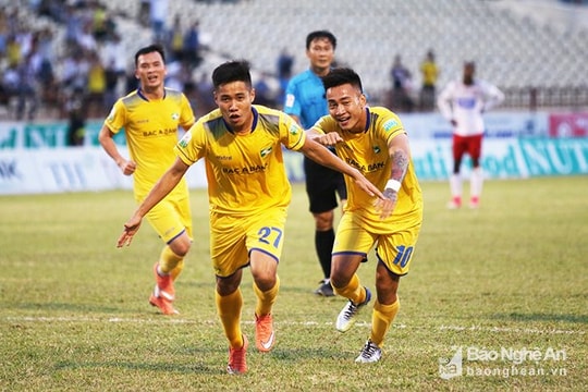 Lập công xóa 'dớp' sân nhà cho SLNA, Ngô Xuân Toàn hết phận 'người thừa'!