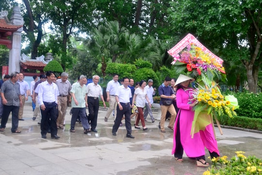 Hội đồng hương Nghệ An ở Hà Nội dâng hoa tại Khu Di tích Kim Liên
