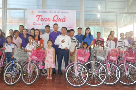 Trao xe đạp cho học sinh hoàn cảnh đặc biệt khó khăn ở Đô Lương