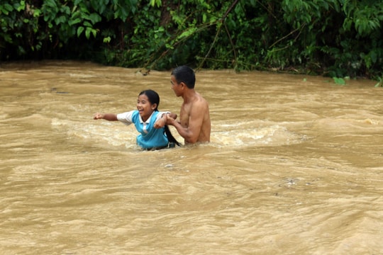 Bất chấp nguy hiểm, người dân vùng cao liều mình vượt lũ 