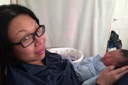 Cơ thể bà mẹ bốc mùi do kiêng cữ một tháng sau sinh không tắm gội