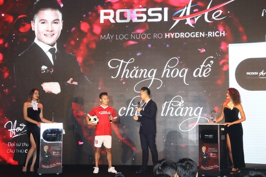 Mỹ Tâm và danh thủ Quang Hải dự lễ vinh danh 'Nữ hoàng bình nước nóng' ROSSI ART tại Vinh