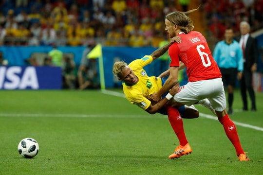 Hình ảnh Thụy Sỹ chơi bẩn, Neymar bị “chặt chém” nhiều nhất trận đầu World Cup