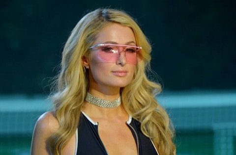 'Người đẹp tỷ phú' Paris Hilton tự tin với màn kết show thời trang