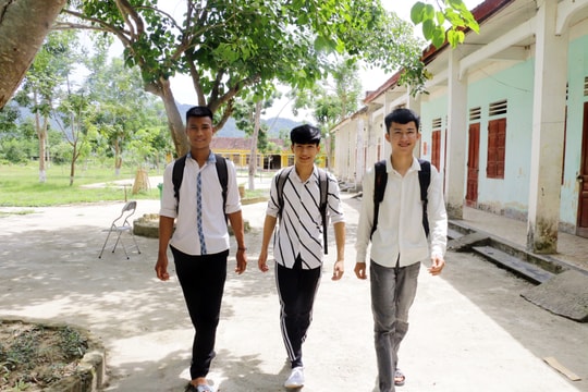 Khát vọng của học trò vùng  “sơn cùng thủy tận” 
