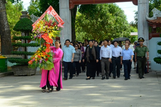 Phó Chủ tịch Quốc hội Tòng Thị Phóng dâng hoa, dâng hương tại các di tích lịch sử