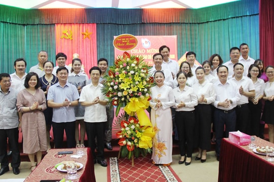 Lãnh đạo tỉnh chúc mừng các cơ quan báo chí