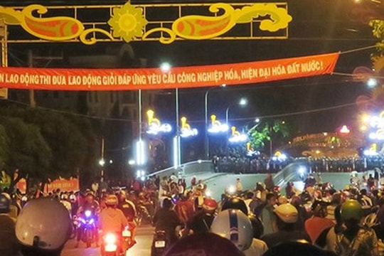 Kẻ xấu đã “kinh doanh” ngay trên lòng yêu nước của người dân