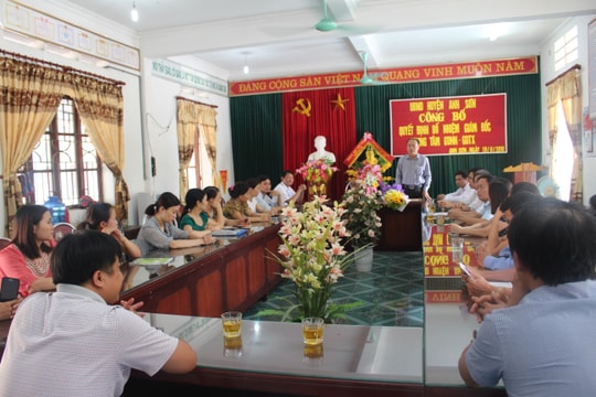 Anh Sơn công bố quyết định bổ nhiệm cán bộ quản lý