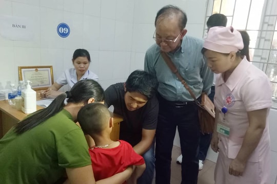 Khám, phẫu thuật nhân đạo cho hơn 50 trẻ dị tật hệ tiết niệu 