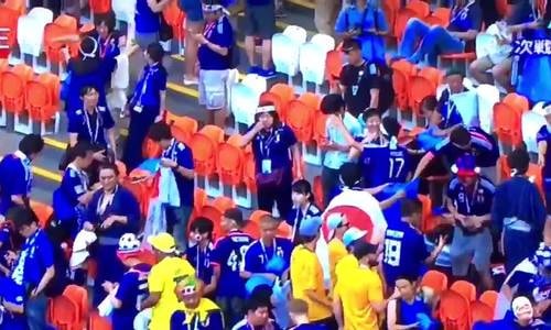 Cổ động viên Nhật Bản dọn rác trên khán đài sau trận thắng Colombia