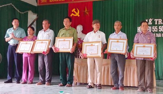 Trao Huy hiệu Đảng tặng các đảng viên tại huyện Tân Kỳ