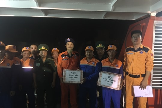 Cứu 7 ngư dân gặp nạn tại đường biên giới vùng biển Vịnh Bắc Bộ