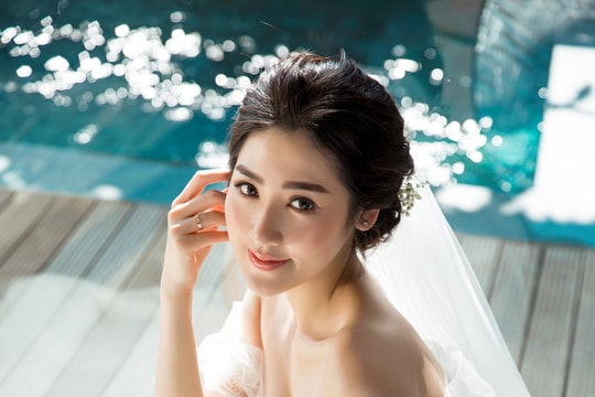 Á hậu Tú Anh gợi cảm trong ảnh cưới với chồng 9X