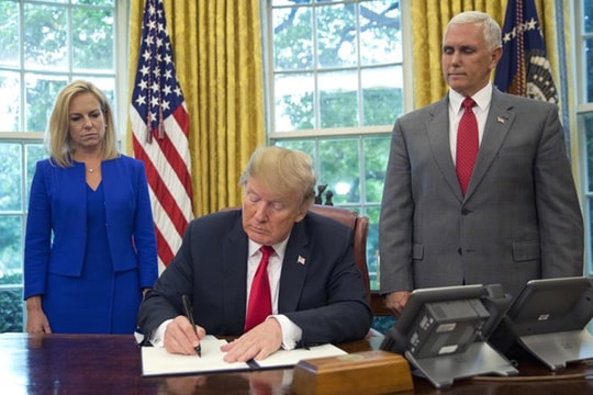 Trump nhượng bộ dư luận, chấm dứt chia cắt gia đình ở biên giới