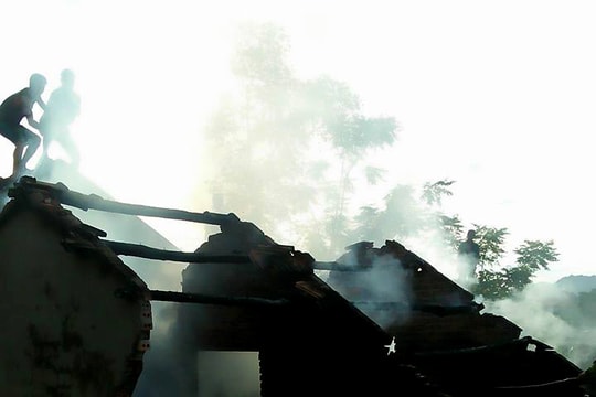 Đốt rác làm cháy chuồng bò đầy rơm