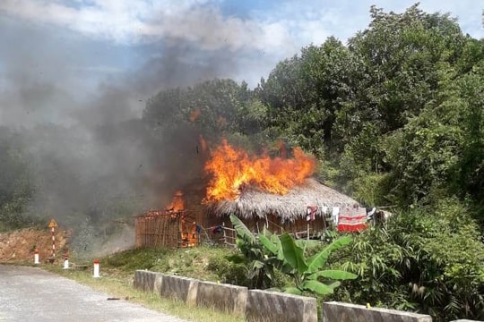 Giận vợ, chồng đốt nhà để dằn mặt