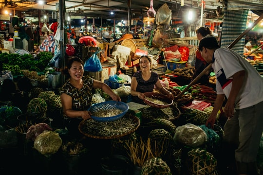 Nhộn nhịp nơi chợ đầu mối thành Vinh lúc nửa đêm về sáng