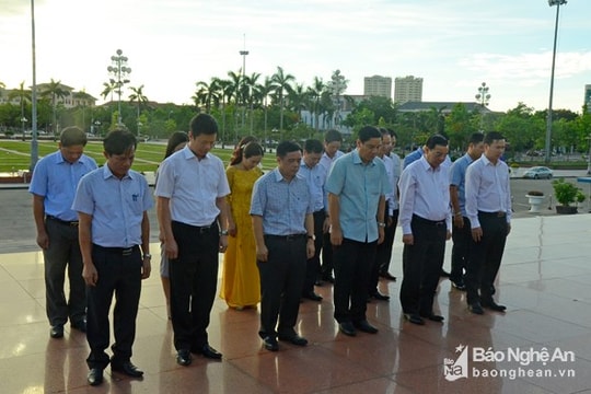 Bộ trưởng Bộ Khoa học và Công nghệ dâng hương, dâng hoa tưởng niệm Chủ tịch Hồ Chí Minh