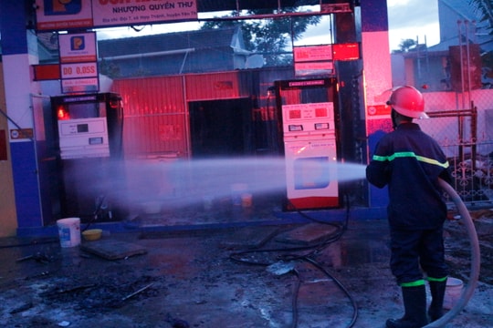 Hàng chục cảnh sát dập tắt đám cháy tại cây xăng