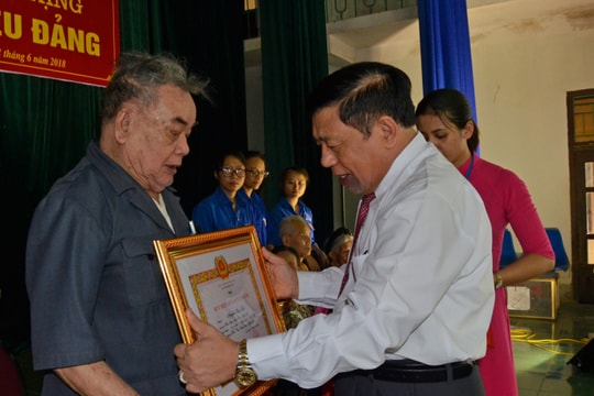 Chủ tịch UBND tỉnh trao Huy hiệu 70 tuổi Đảng tại huyện Nam Đàn