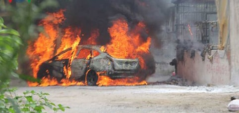 Lùi xe vào đống rác đang cháy, xế hộp bị thiêu rụi