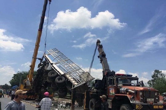 Xe tải rơi xuống cầu, phụ xe thiệt mạng, tài xế dập nát 2 chân