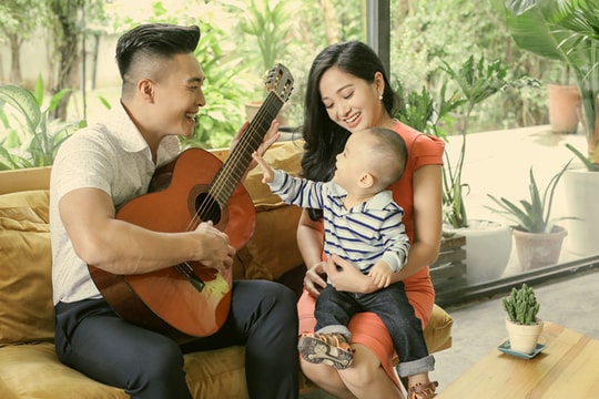 Quốc Cơ tận hưởng hạnh phúc bên vợ và con trai cưng