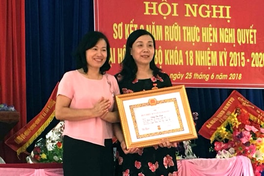 Tân Kỳ trao tặng huy hiệu Đảng