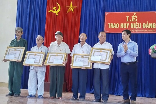 Trao Huy hiệu 70 tuổi Đảng tặng các đảng viên ở thị xã Thái Hòa