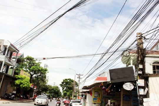 Lửng lơ “mạng nhện” dây điện, cáp viễn thông trên đường phố Vinh