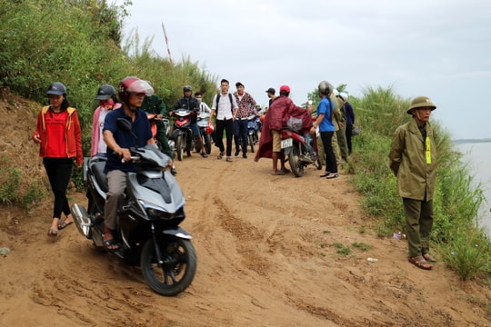 Hàng trăm thí sinh dự thi THPT Quốc gia được miễn phí khi qua đò Phuống