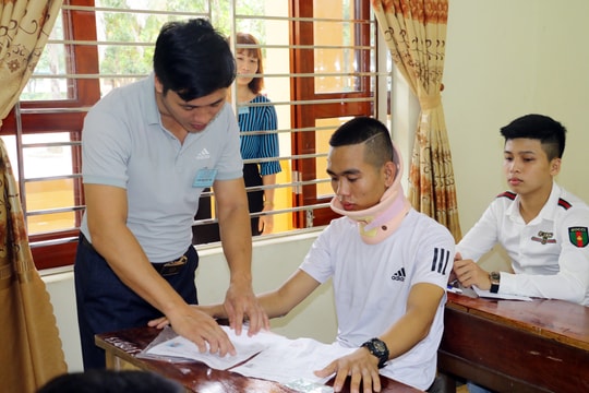  Kỳ thi THPT ở Nghệ An: Bị thương nẹp cổ vẫn đi thi; 50 tuổi vẫn nuôi ước mơ vào đại học
