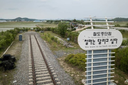 Anh thông qua luật Brexit; Hàn - Triều ký thỏa thuận đường sắt