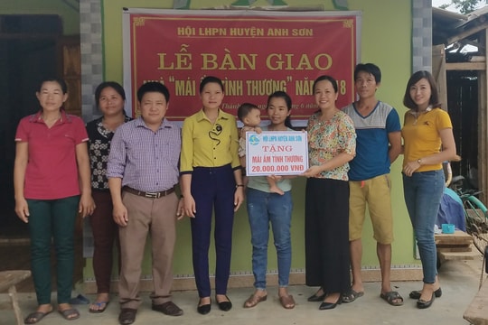 Bàn giao nhà “Mái ấm tình thương” cho phụ nữ nghèo ở Anh Sơn