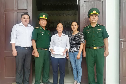 Đồn Biên phòng Quỳnh Thuận tặng quà cho gia đình khó khăn