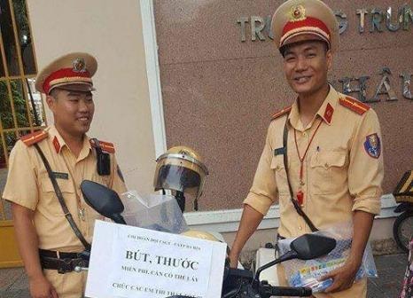 Cảnh sát giao thông tặng bút, thước cho thí sinh dự thi THPT