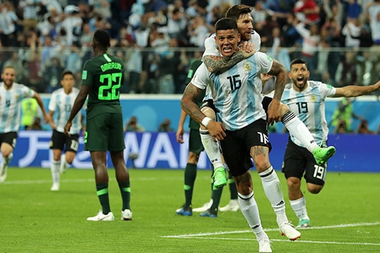 Xem lại bàn thắng của Messi và Rojo đưa Argentina vào vòng 1/8